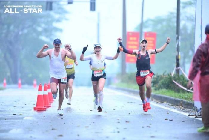 Runner được khuyến khích chọn trang phục gọn nhẹ tránh tích nước, cản khả năng thoát nhiệt khi chạy dưới mưa. Ảnh: VnExpress Marathon