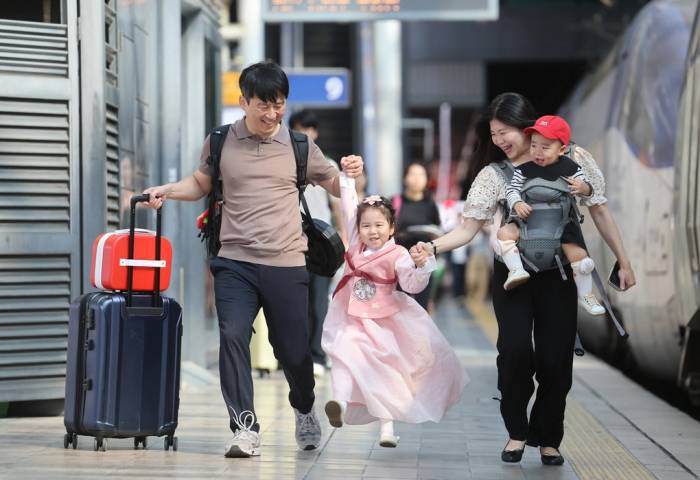 Một gia đình đang lên tàu về quê thăm họ hàng trong dịp Chuseok - kỳ nghỉ đoàn viên lớn nhất năm của người Hàn Quốc. Ảnh minh họa: Korea Herald