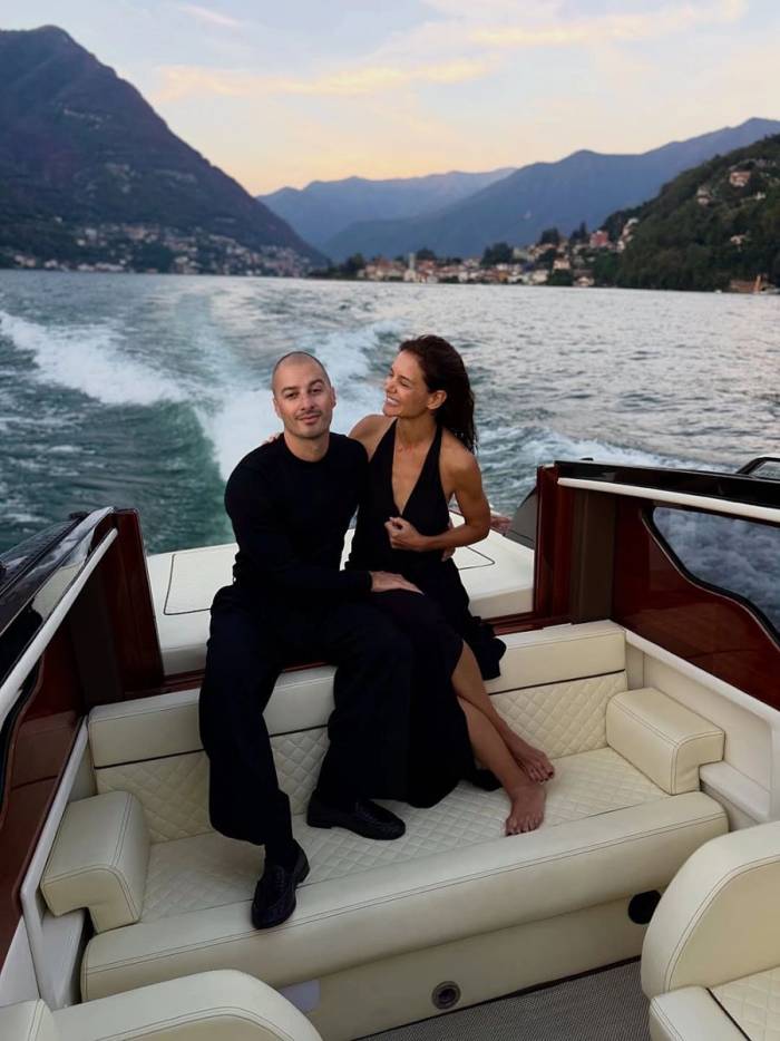 Katie Holmes và Jason Bard Yarmosky ngồi thuyền dạo hồ Como. Ảnh: Instagram Jason Bard Yarmosky
