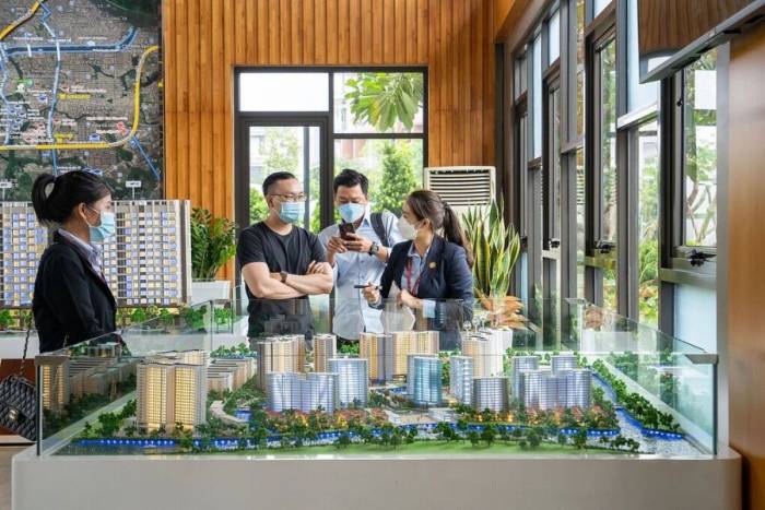 Người mua nhà tham quan một dự án tại TP HCM. Ảnh: NLG