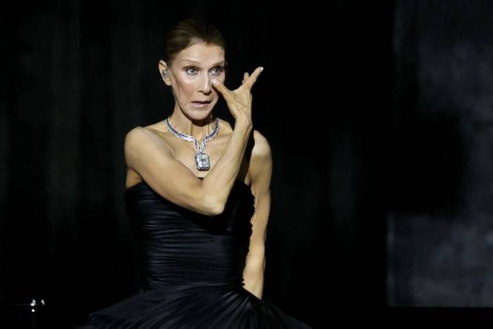 Celine Dion gạt nước mắt vì xúc động khi trở lại biểu diễn. Ảnh: AFP