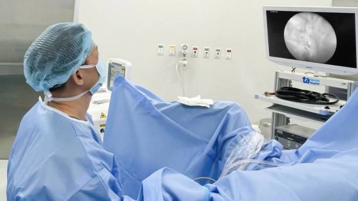 Bác sĩ Cương thực hiện cắt đốt u bàng quang qua niệu đạo cho bà Ngân. Ảnh: Bệnh viện Đa khoa Tâm Anh