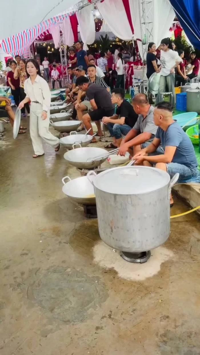 Đội đàn ông 'lắc chảo' nấu trăm mâm cỗ cưới ở Phú Thọ