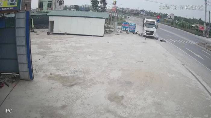 Ôtô đâm bay hai xe đạp