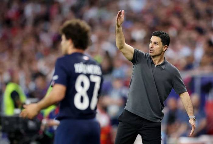 Mikel Arteta ở khu kỹ thuật trong trận PSG – Arsenal tại chung kết Champions League 2025-2026 trên sân Puskas Arena, Budapest, Hungary ngày 30/5/2026. Ảnh: Reuters