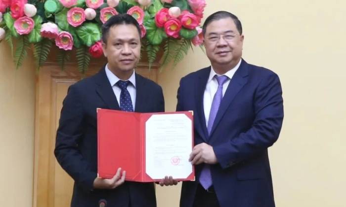 Phó thủ tướng Thường trực Phạm Gia Túc trao quyết định bổ nhiệm cho ông Nguyễn Việt Sơn. Ảnh: VGP
