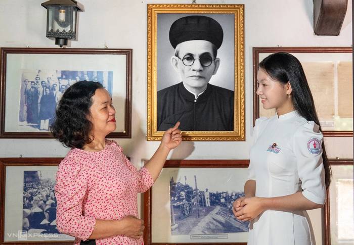 Cô giáo Huỳnh Thị Tố Hoài, chắt của chí sĩ Huỳnh Thúc Kháng, kể chuyện về thân thế, sự nghiệp của cụ. Ảnh: Nguyễn Đông
