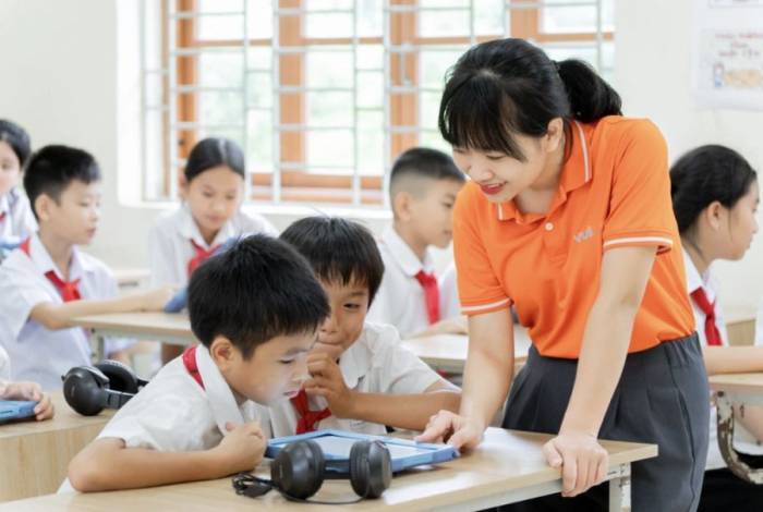 Học sinh trường TH&THCS Vân Thủy được hướng dẫn sử dụng phần mềm. Ảnh: Vuihoc