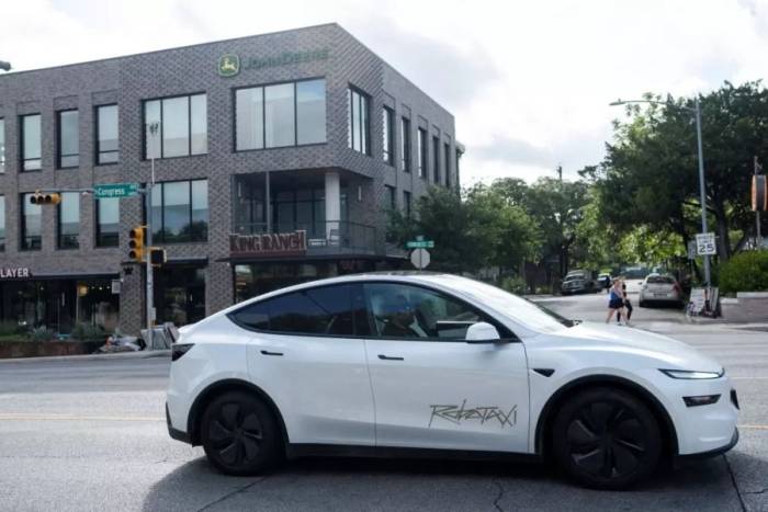 Một chiếc robotaxi của Tesla ở Austin, Texas. Ảnh:Reuters