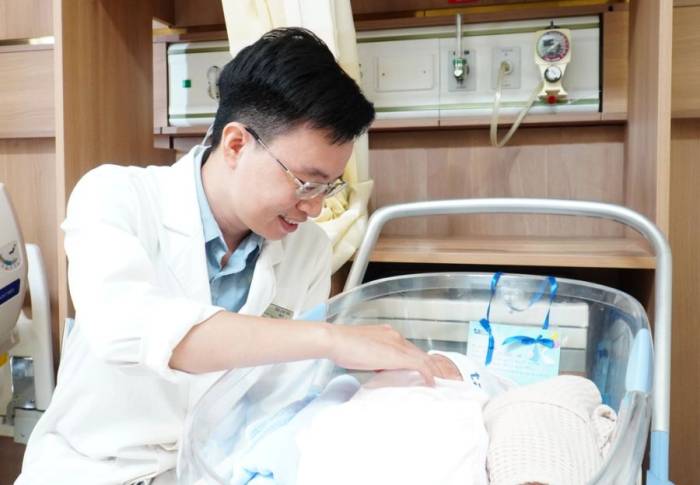 Bác sĩ Thắng thăm con mới sinh của chị Vy. Ảnh: Bệnh viện Đa khoa Tâm Anh