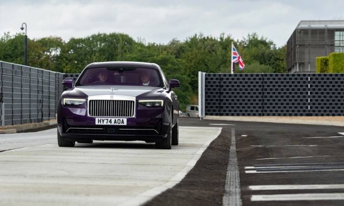 Một mẫu Rolls-Royce trên đường thử mới tại trụ sở của hãng. Ảnh: Rolls-Royce