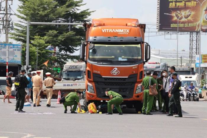 Cảnh sát khám nghiệm hiện trường vụ tai nạn. Ảnh: Phước Tuấn