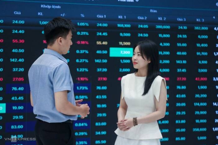 Nhà đầu tư đang giao dịch tại một công ty chứng khoán ở TP HCM. Ảnh: Quỳnh Trần