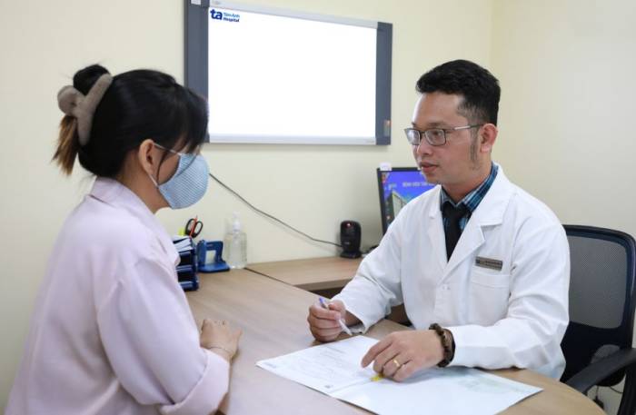 Bác sĩ Tú chỉ định người bệnh làm xét nghiệm để tìm ra nguyên nhân gây u ở khớp ngón tay. Ảnh: Phòng khám Đa khoa Tâm Anh Quận 7