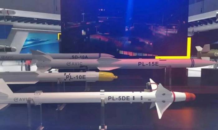 Tên lửa PL-15E và một số tên lửa khác tại triển lãm hàng không Chu Hải ở Trung Quốc năm 2021. Ảnh: China Arms