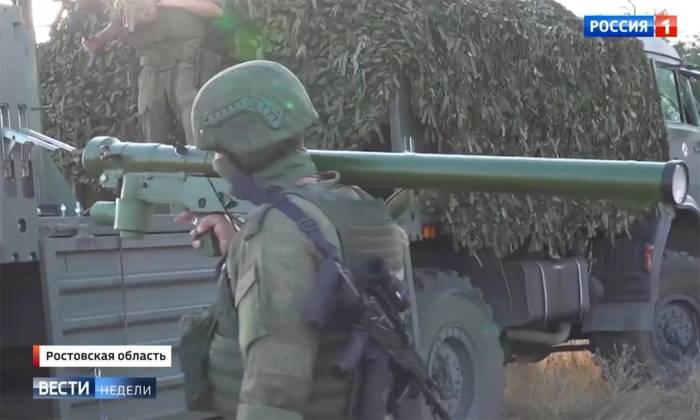 Quân nhân Nga và tên lửa phòng không vác vai có tên Iva trong ảnh công bố ngày 28/9. Ảnh: Rossiya 1