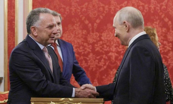 Đặc phái viên Witkoff (trái) bắt tay với Tổng thống Putin tại Moskva ngày 5/9. Ảnh: AFP