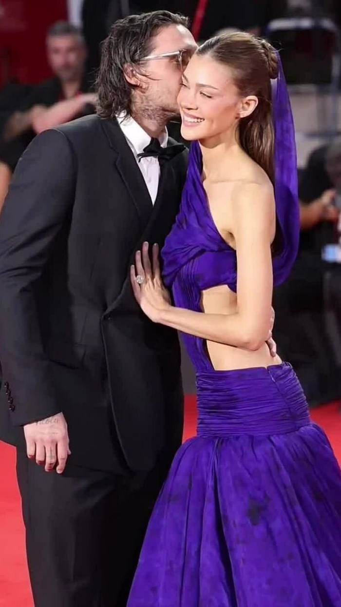 Vợ chồng Brooklyn Beckham thu hút trên thảm đỏ Venice