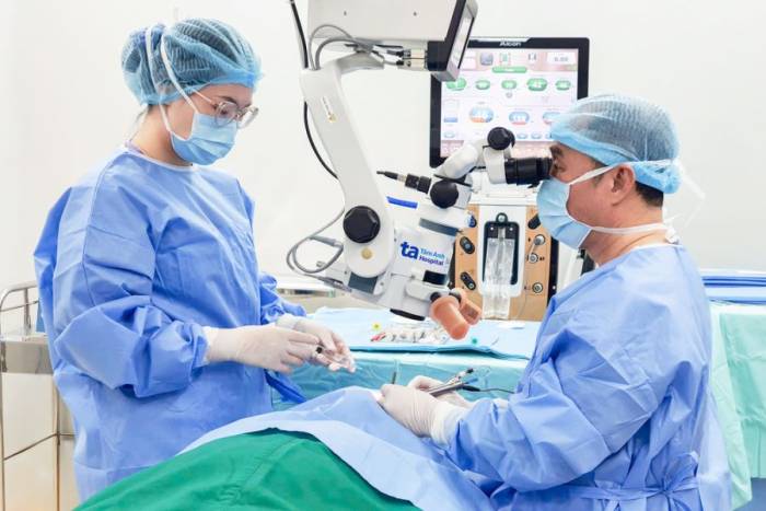 PGS Nam (bên phải) phẫu thuật Phaco thay thủy tinh thể cho ông Nhân. Ảnh: Bệnh viện Đa khoa Tâm Anh