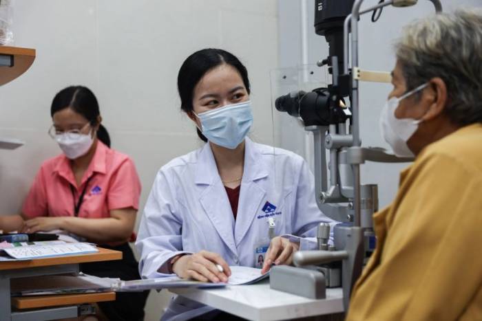 Bác sĩ bệnh viện mắt TP HCM khám bệnh cho người dân.. Ảnh: Quỳnh Trần