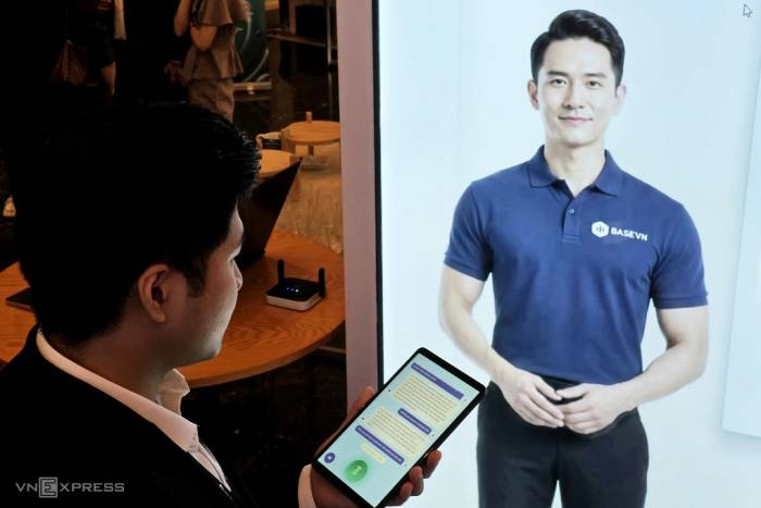 Một người dùng đang tương tác với trợ lý ảo AI, tại sự kiện do Base.vn tổ chức, ngày 17/9. Ảnh: Trọng Đạt