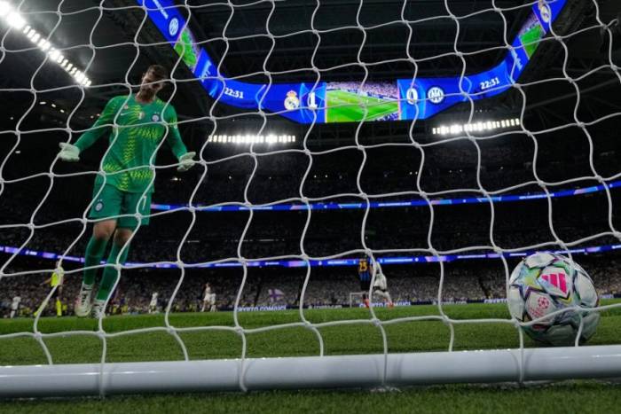 Thủ môn Josep Martinez phản ứng sau khi mắc sai lầm dẫn tới bàn thua trong trận Real Madrid gặp Inter tại Champions League trên sân Bernabeu, Madrid, Tây Ban Nha, ngày 8/9/2026. Ảnh: AP