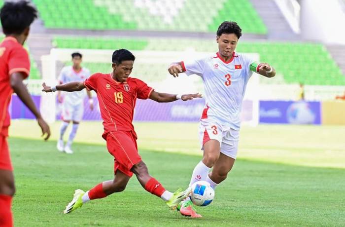Trung vệ đội trưởng Nguyễn Quốc Khánh của Việt Nam (áo trắng) thi đấu trong trận thắng Myanmar 5-0 ở lượt ra quân bảng A giải U19 Đông Nam Á 2026, trên sân Umatera Utara, Indonesia ngày 4/6/2026. Ảnh: VFF