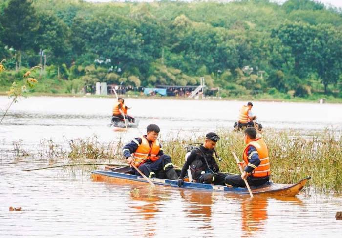 Lực lượng triển khai công tác cứu hộ cứu nạn, tìm kiếm nạn nhân ngày 23/9. Ảnh: Thái Hà