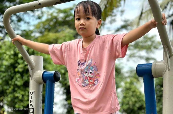Trẻ vận động ngoài trời tốt cho sức khỏe xương. Ảnh: Kim Uyên
