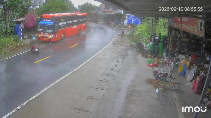 Xe khách lao ra lề đường tránh xe máy đi ngược chiều