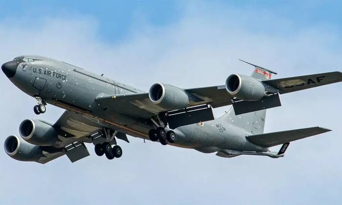 Máy bay tiếp dầu KC-135 bay trên căn cứ không quân Mildenhall, Anh ngày 12/4. Ảnh: TWZ