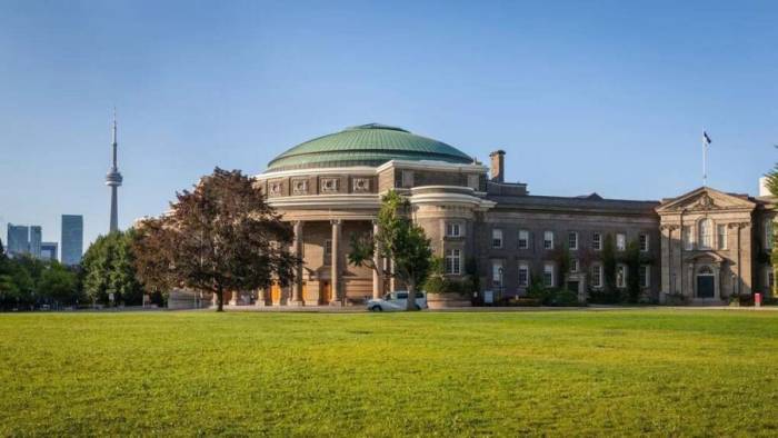 Một tòa nhà bên trong Đại học Toronto. Ảnh: Narcity