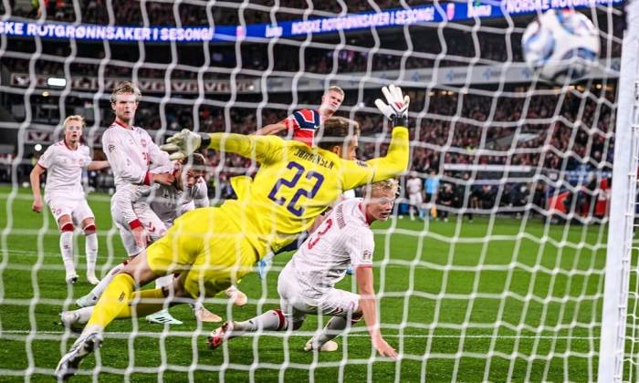 Hàng thủ Đan Mạch nhìn bóng đi vào lưới sau pha làm bàn của Haaland trong trận chủ nhà Na Uy thắng 3-1 ở lượt đầu bảng A4 Nations League trên sân Ullval, Oslo ngày 24/9/2026. Ảnh: VG