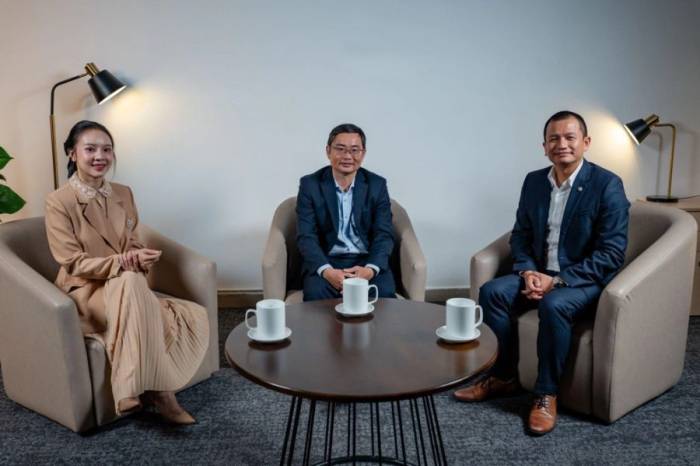 TS. Phan Phương Nam (giữa) cùng ông Phùng Bá Khang (phải) tại vodcast Di sản không chỉ là tài sản - góc nhìn của chuyên gia pháp lý và tài chính. Ảnh: Thành Nguyễn