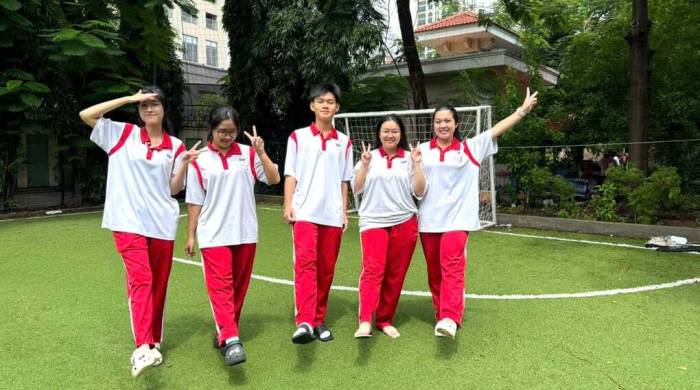 Nhiều học sinh trường THPT Nguyễn Hữu Thọ đi dép đến trường, sáng 23/9. Ảnh: Nhà trường cung cấp