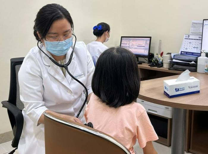 Bác sĩ Phương Ân khám sức khỏe, đánh giá tăng trưởng cho trẻ. Ảnh: Bệnh viện Đa khoa Tâm Anh