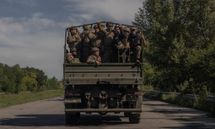 Các binh sĩ Ukraine trên xe tải quân sự ở tỉnh Kharkov hôm 30/7. Ảnh:AFP