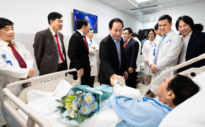 Phó thủ tướng Lê Tiến Châu thăm người bệnh điều trị tại Bệnh viện Đại học Quốc tế Hồng Bàng nhân dịp khánh thành ngày 20/9. Ảnh: Bệnh viện cung cấp