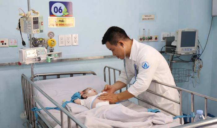 Trẻ nhập viện điều trị tay chân miệng tại Bệnh viện Nhi Đồng 1, TP HCM. Ảnh: Phúc Linh