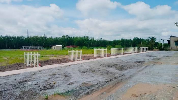 Một dự án đất nền tự phát do cá nhân tách thửa phân lô rao bán tại Bình Phước cũ (nay là Đồng Nai). Ảnh: Quang Huy