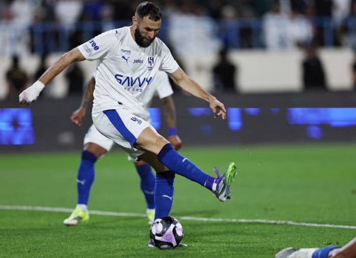 Karim Benzema ghi bàn trong trận Al-Okhdood – Al-Hilal trên sân Prince Hathloul Bin Absulaziz Sport City, Najran, Arab Saudi ngày 5/2/2926. Ảnh: Reuters