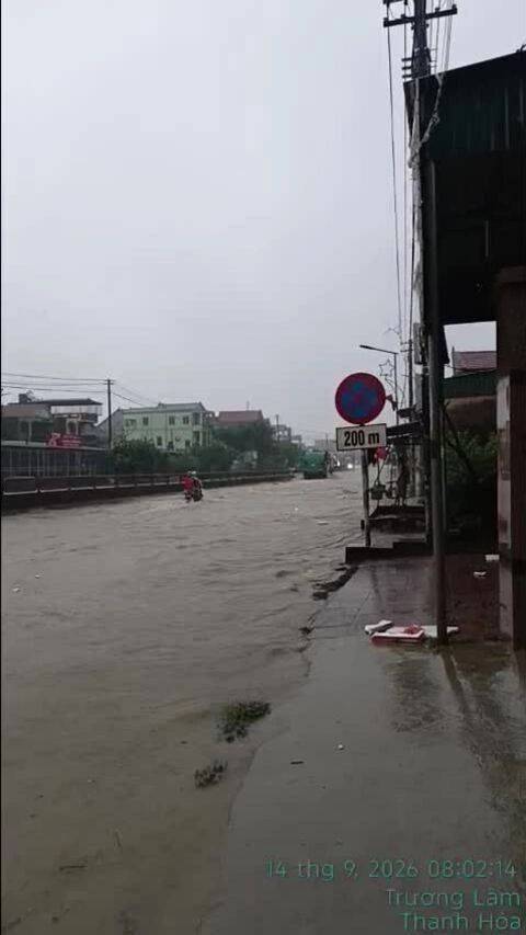 Mưa lớn gây ngập, sạt lở nhiều quốc lộ từ Thanh Hóa đến Huế