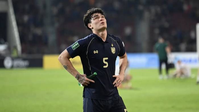 Trung vệ Thái Lan lai Đan Mạch Jonathan Khemdee thi đấu tại vòng loại cuối Asian Cup 2027 ở sân Rajamangala, Thái Lan. Ảnh: ThailandNT