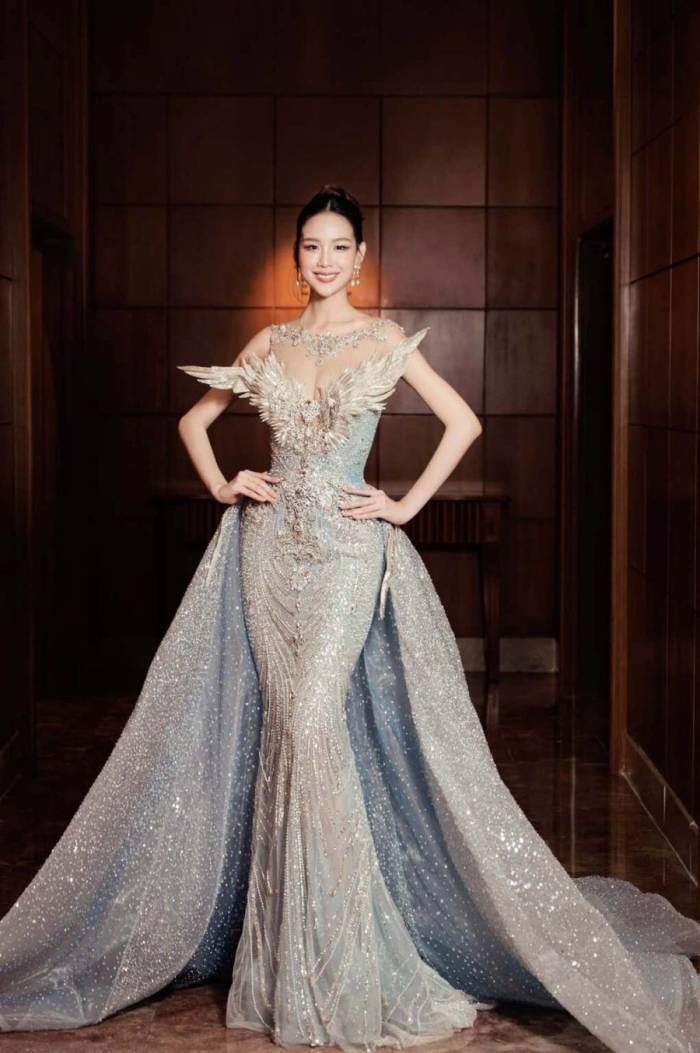 Trang phục dạ hội chất liệu lấp lánh, gắn thêm đôi cánh thiên thần tạo điểm nhấn mà Bảo Ngọc lựa chọn cho đêm chung kết. Ảnh: Êkíp nhân vật cung cấp