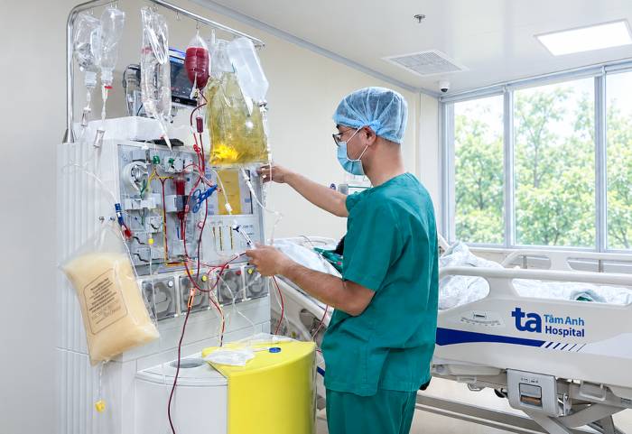 Túi màu vàng đục chứa mỡ máu được tách ra trong quá trình thay huyết tương cho thai phụ. Ảnh: Bệnh viện Đa khoa Tâm Anh