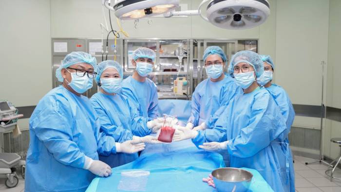 Các bác sĩ thực hiện ca ghép tủy thành công. Ảnh: Bác sĩ Trâm
