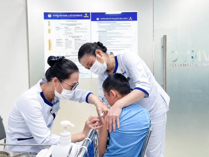 Bé trai 9 tuổi được mẹ đưa đến VNVC Xuân Thới Thượng tiêm vaccine cúm, sốt xuất huyết phòng bệnh trước khi bước vào năm học mới 2026-2027. Ảnh: Diệu Thuần