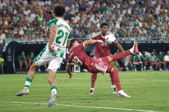 Carlos Espi ngả bàn đèn vào lưới nhưng không được công nhận trong trận Real Madrid thua Betis 0-1 ở vòng bốn La Liga trên sân La Cartuja, Sevilla, Tây Ban Nha ngày 4/9/2026. Ảnh: Reuters