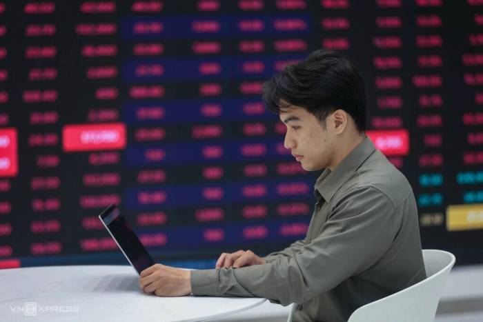 Nhà đầu tư đang giao dịch tại một công ty chứng khoán ở TP HCM. Ảnh: Quỳnh Trần