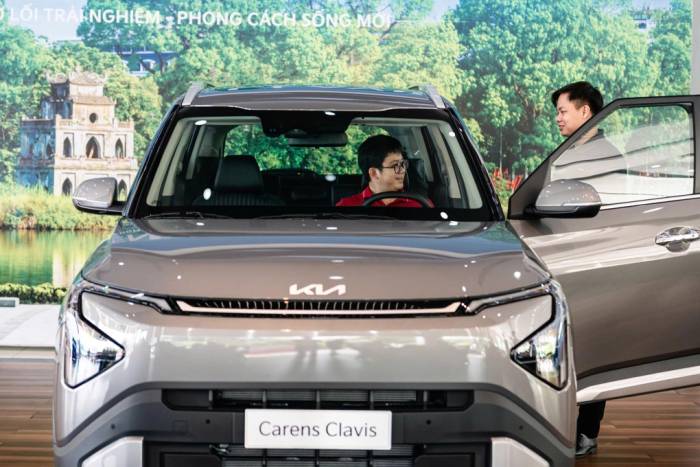 Người dùng tìm hiểu Carens Clavis tại lễ ra mắt ở đại lý Kia Phạm Văn Đồng, Hà Nội. Ảnh: Tuấn Vũ